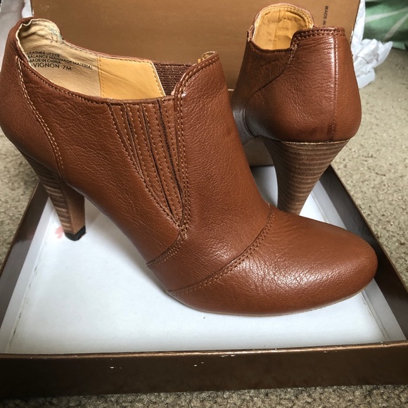 Casual ankle booties camel color size 7M - Picture 4 of 5